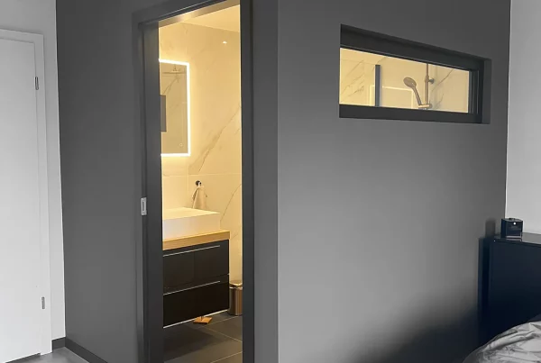 Réalisation Cube rénovation salle de bain par Christin's Home Design